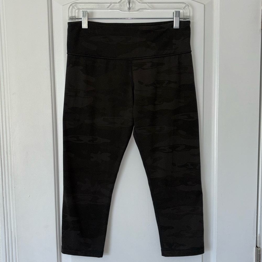Lululemon camo capri leggings Wunder under? 8